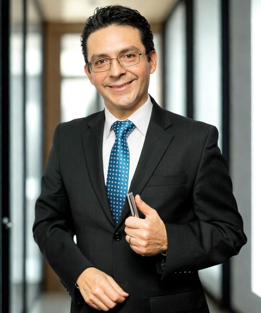 Consultor experto en servicios legales y servicios jurídicos posando en oficina para brindar asesoría personalizada.