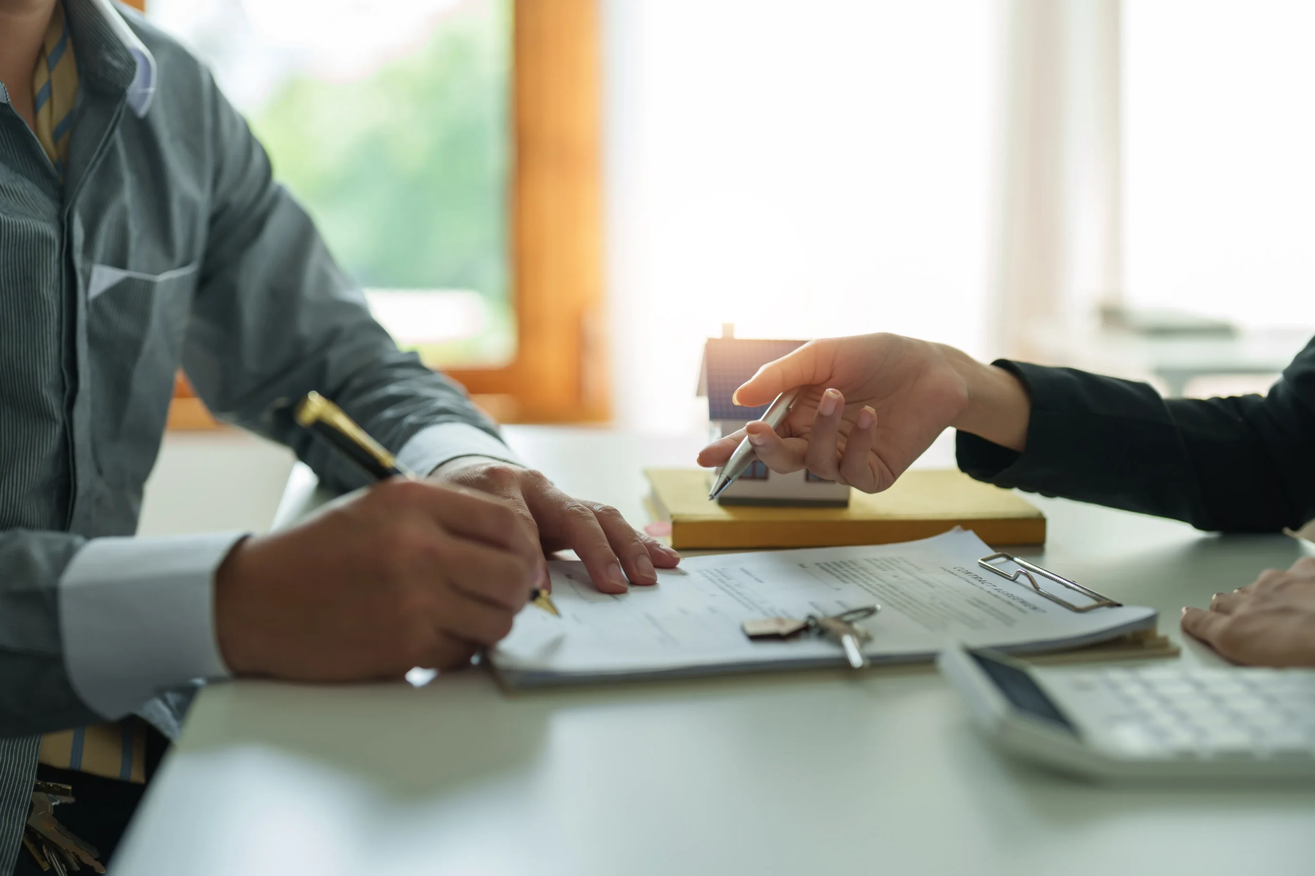 Toma fotografica de persona en oficina mostrando uno de los pasos legales para reclamar a una aseguradora en México.