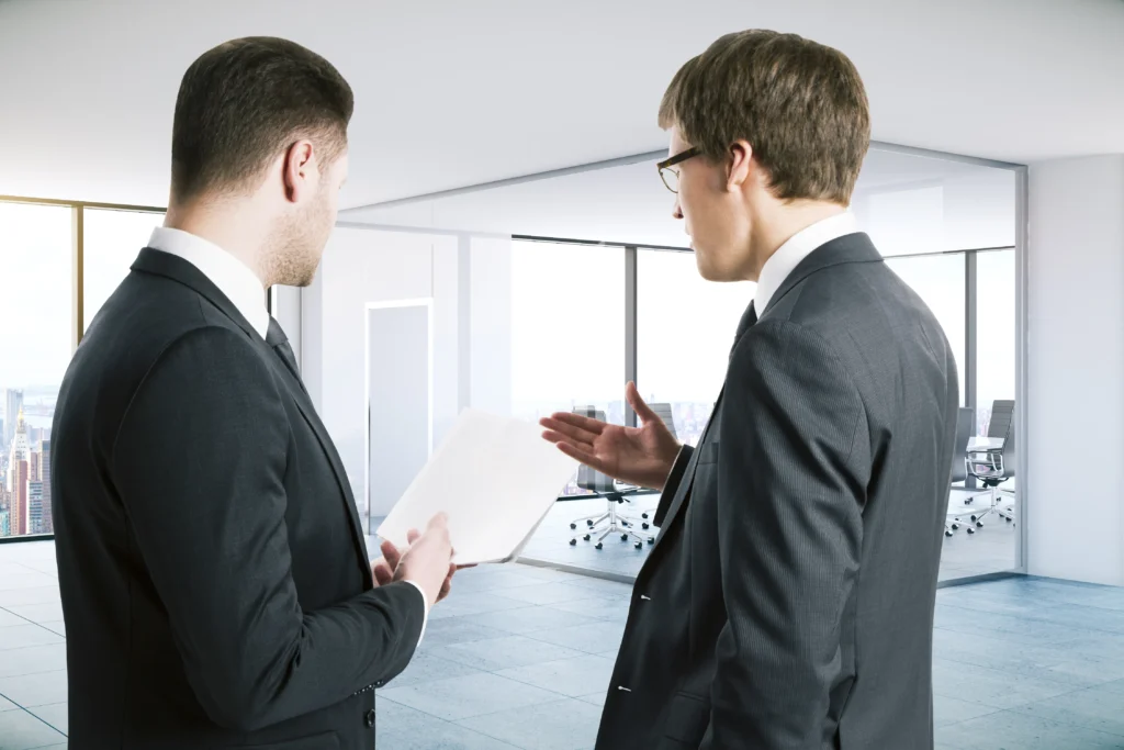 Toma fotografica over the shoulder donde muestra una de las controversias al seguir los pasos legales para reclamar a una aseguradora en México