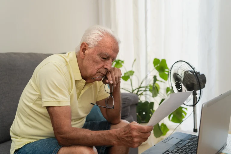 Toma fotográfica de persona de la tercera edad haciéndose la pregunta ¿La aseguradora puede negar un seguro de vida por omisiones?
