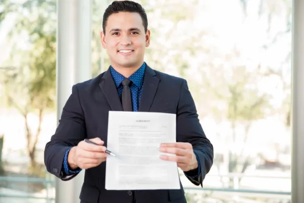 Toma fotográfica de un emprendedor que siguió los pasos de cómo proteger legalmente tu negocio desde el inicio y ahora cuenta con certificado
