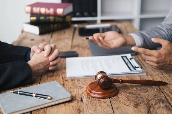 Juicio vs mediación: Toma fotografica de empresario en oficina de abogado por motivos de un conflicto con otra persona