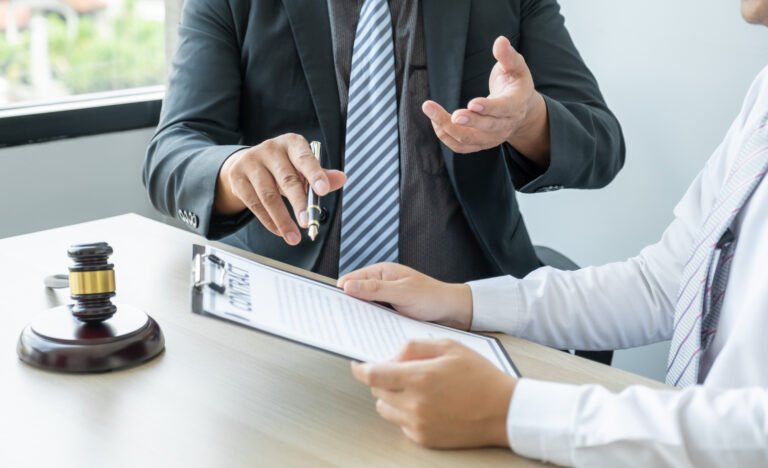 Contratos que debe tener una empresa en México: Imagen visual de un juez decidiendo por un emprendedor, lo cual fue un error y por eso siempre son necesarios los contratos para empresas en México