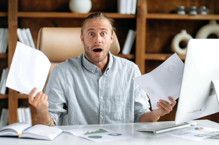 Imagen de un hombre extranjero con cara de sorprendido al ver los requisitos legales para empresas extranjeras en México y notar que no es tan fácil como creyó