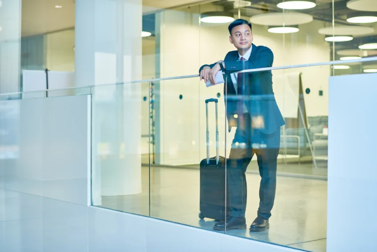 Imagen visual de un extranjero pisando suelo mexicano pensando con quien acudir para que lo ayude con Softlanding en México para empresas extranjeras