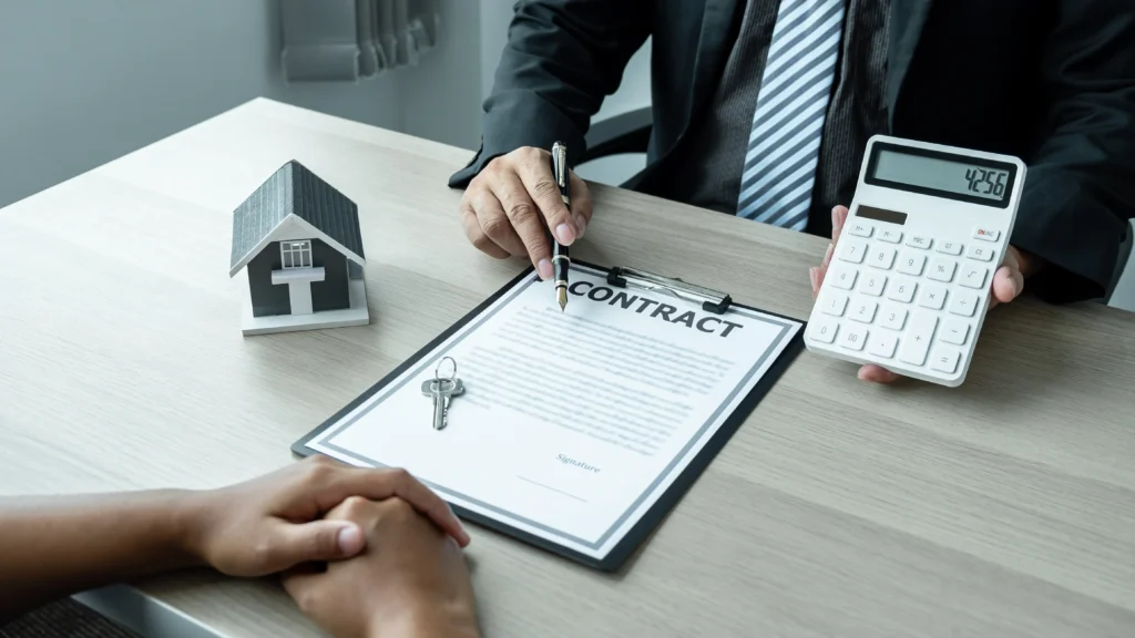 Fotografía de un contrato en la mesa que está siendo explicado por un abogado inmobiliario en México y costos aproximados