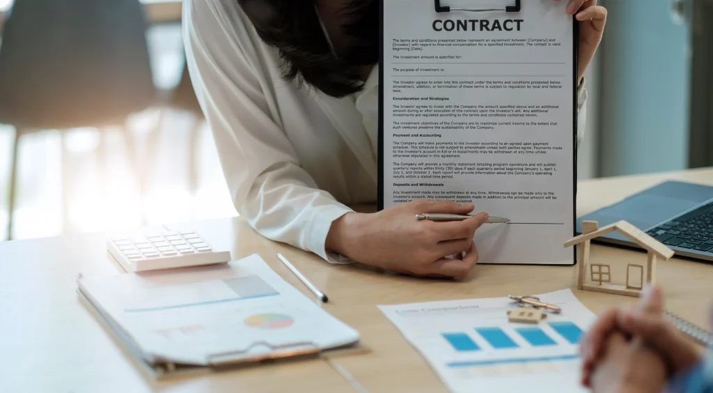Fotografía de una mujer mostrando un papel donde explica las clausulas que protegen tu empresa en contrato de arrendamiento