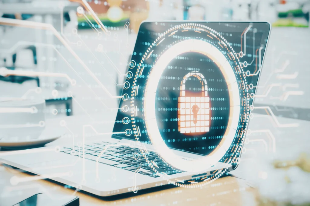Imagen de una laptop y un candado haciendo referencia a la protección de datos que está regulada por leyes para no cometer errores legales en empresas
