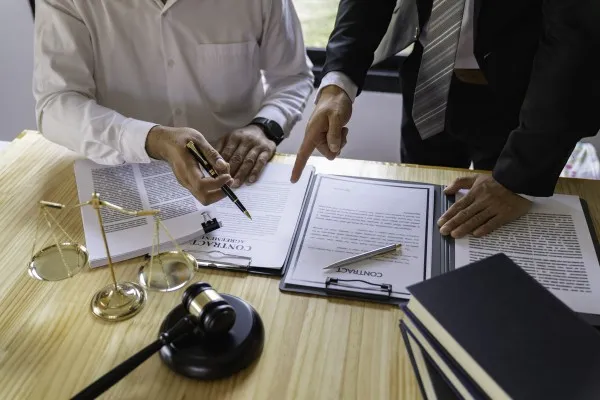 Qué revisar antes de firmar una escritura: Fotografía de una persona que está insegura si firmar el contrato porque todavía no constató la identidad del vendedor.