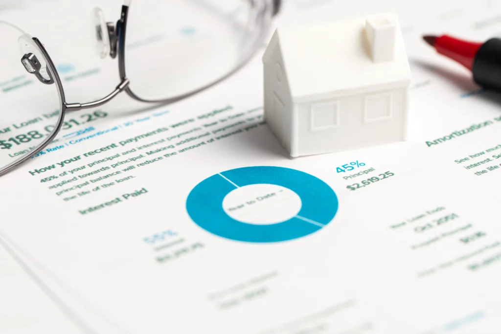 La plusvalía inmobiliaria es el incremento del valor de un inmueble a lo largo del tiempo, impulsado por factores como la ubicación, los servicios y el desarrollo de la zona. Mientras el catastral sirve para fijar impuestos locales como el predial, el precio de venta comercial refleja la realidad del mercado. Toda transacción legal debe formalizarse mediante una escritura pública notarial. Es común que exista una marcada disparidad al comparar el valor catastral vs el precio de venta.