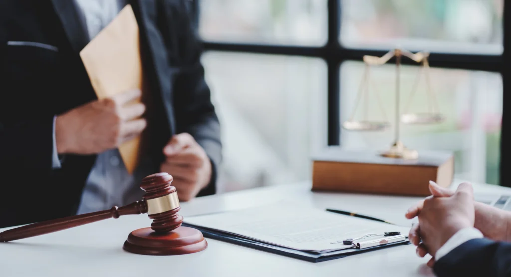 Regularización de propiedades sin escrituras: Imagen de un hombre frente a un juez para comunicarle que quiere abrir un juicio sucesorio